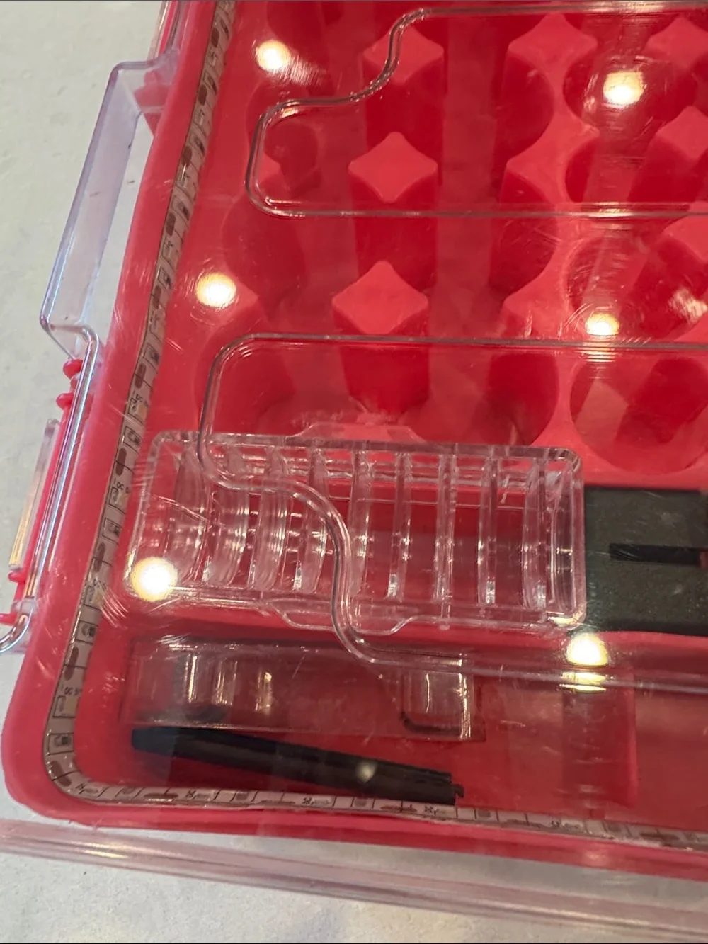 The Battery Organizer Storage Case - Pink couldn’t get led light to work inside